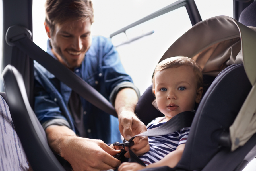 Sicheres Autofahren mit Baby – Das solltest du unbedingt wissen