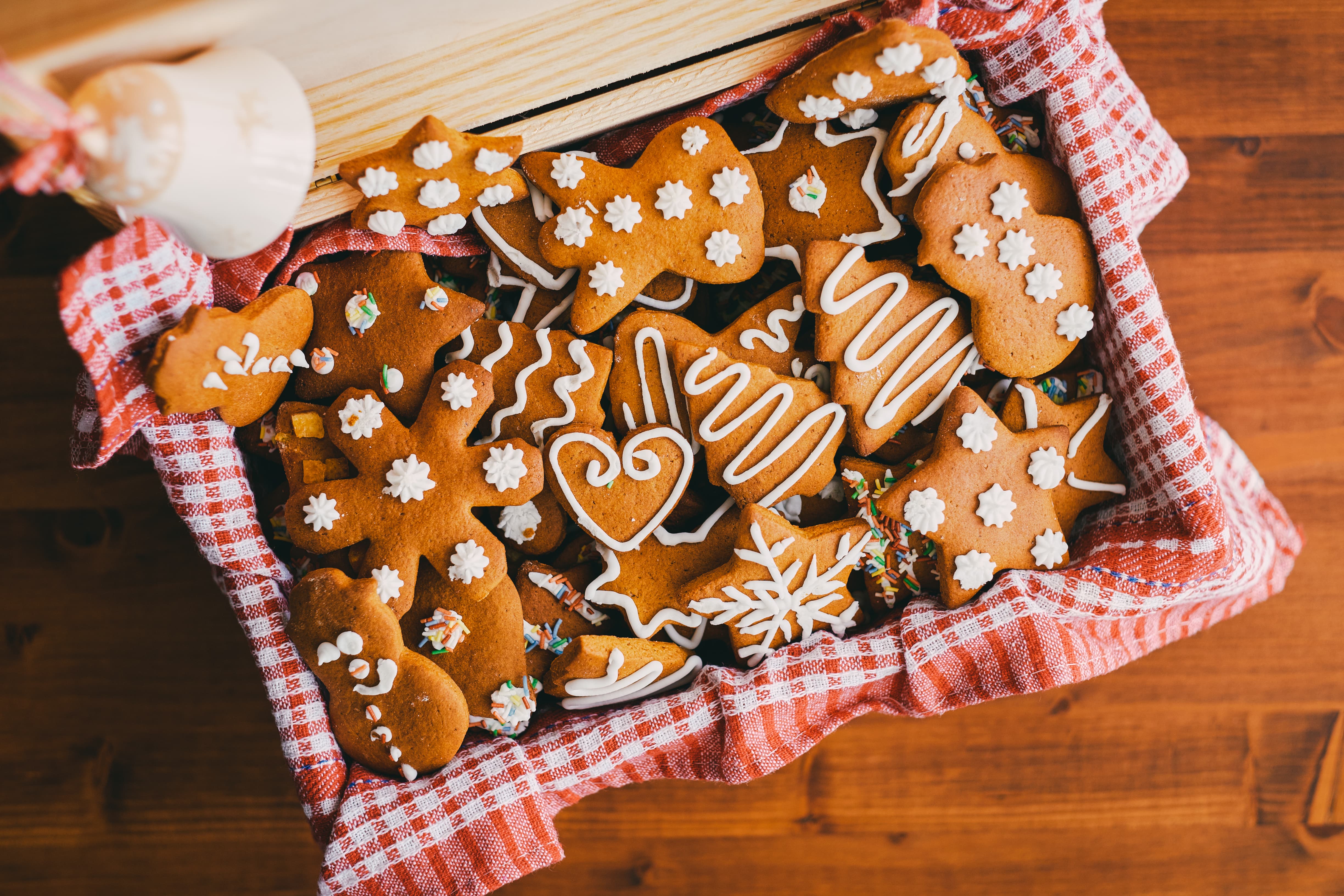 traditional-christmas-gingerbread-cookies-HM3A8X5-min