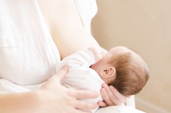 Mehr Muttermilch produzieren – mit diesen Lebensmitteln und Methoden klappt es