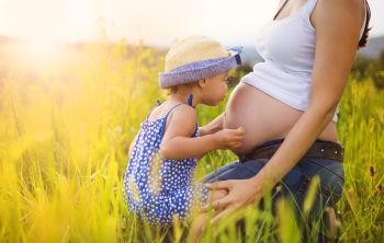 Schwanger im Sommer – 9 Tipps, um die heiße Jahreszeit zu überstehen