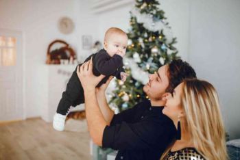Erstes Weihnachten mit Baby: Wie ihr als Familie ein unvergessliches Fest erlebt