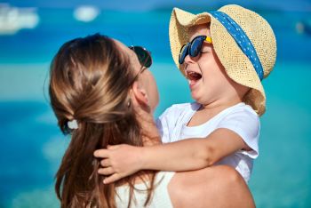 Gefahr für dein Baby – mit der richtigen Babykleidung vermeidest du einen Hitzestau im Sommer!