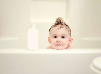 Haare waschen bei Babys - mit diesen Tipps klappt es!