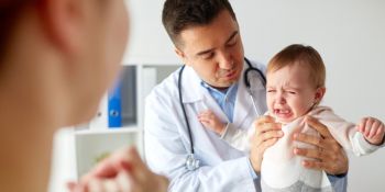 Schmerzen beim Zahnen - 7 Tipps für ein glücklich zahnendes Baby