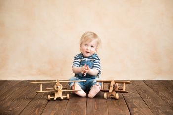 Mit dem Baby in den Urlaub fliegen – Tipps fürs Wohlergehen an Bord