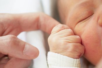 Neugeborenenakne – das kannst du gegen die Pickelchen beim Baby tun!