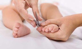 Tipps für die Nagelpflege bei Neugeborenen – so gelingt das Schneiden der Nägel